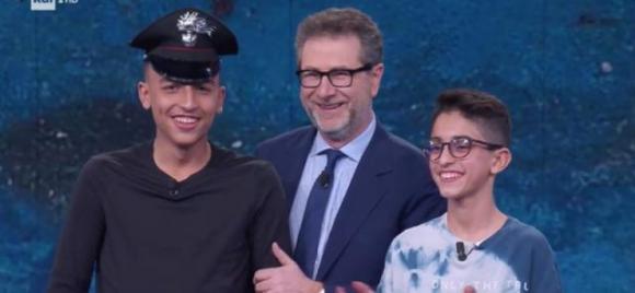 Ramy e Adam ospiti da Fazio: l’abbraccio commovente con i carabinieri che li hanno salvati
