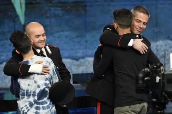 Ramy e Adam ospiti da Fazio: l’abbraccio commovente con i carabinieri che li hanno salvati