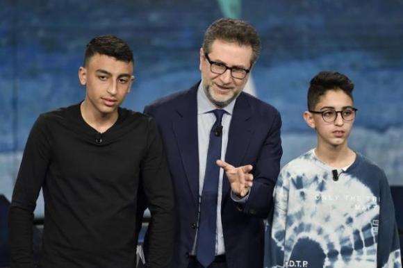 Ramy e Adam ospiti da Fazio: l’abbraccio commovente con i carabinieri che li hanno salvati