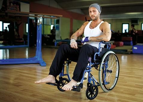 Ivan, l’unico ballerino che riesce a danzare nonostante la sclerosi multipla: “Solo con la danza riesco a prendere a calci la malattia”