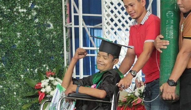 Muore dopo aver realizzato il suo grande sogno: si era appena laureato in sedia a rotelle e attaccato al respiratore