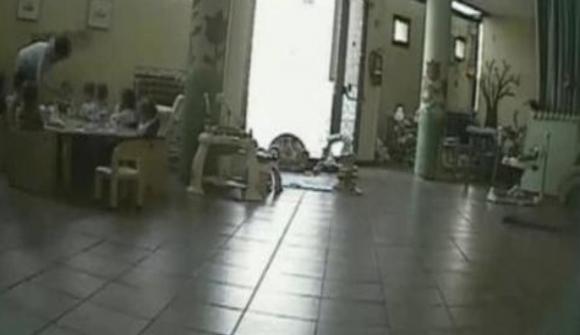 Schiaffi e umiliazioni nell’asilo nido sui bambini inermi: maestra arrestata dalla GdF