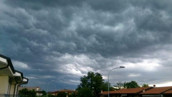 Meteo, weekend con caldo primaverile ma da lunedì cambia tutto: “Grave peggioramento”