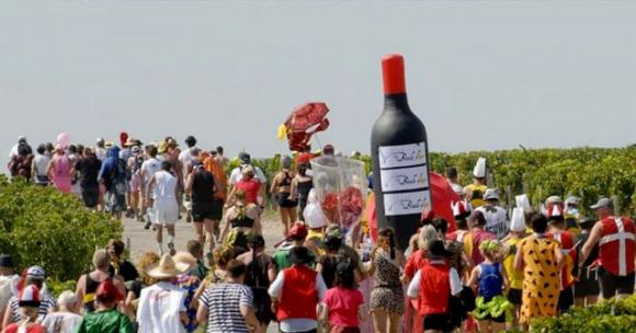 Ritorna la maratona più bella del mondo: alcol, vino e formaggi lungo tutto il percorso