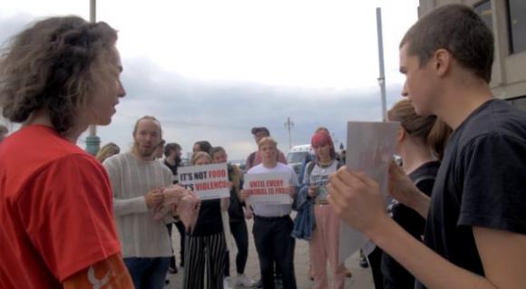 Mangia testa di maiale cruda al festival vegano, fermato dalla polizia