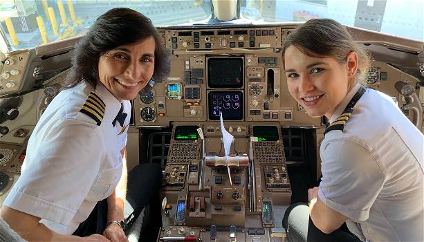 Madre e figlia guidano un aereo: lo scatto diventa virale