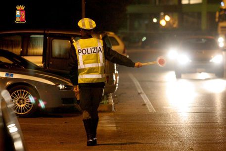 Rifiuta l’alcol test e scappa nel bosco, si perde ed è costretto a chiamare il 112