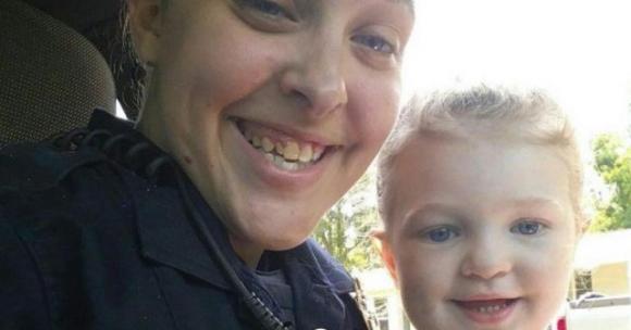Lascia morire la figlia di tre anni nella volante per andare a letto con un superiore: poliziotta arrestata