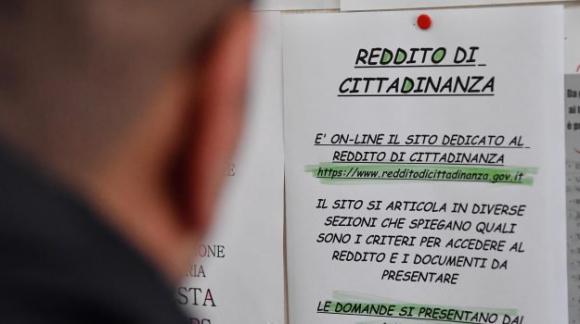 Reddito di Cittadinanza, famiglie rom in massa al CAF: “Come si fa domanda?”
