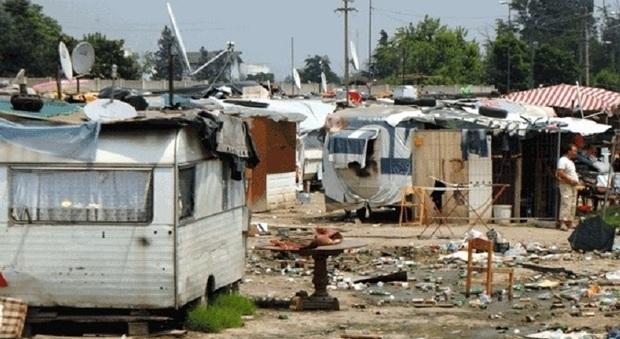Reddito di Cittadinanza, famiglie rom in massa al CAF: “Come si fa domanda?”