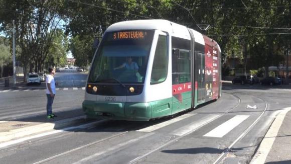 Suona “Bella Ciao” sul tram: in tre lo pestano a sangue