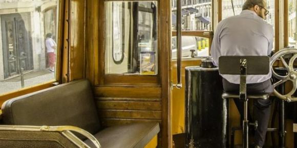 Suona “Bella Ciao” sul tram: in tre lo pestano a sangue