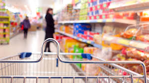 Pensionata 80enne ruba un pezzo di formaggio al supermercato: portata in Questura e denunciata