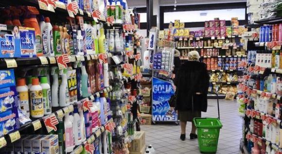 Pensionata 80enne ruba un pezzo di formaggio al supermercato: portata in Questura e denunciata