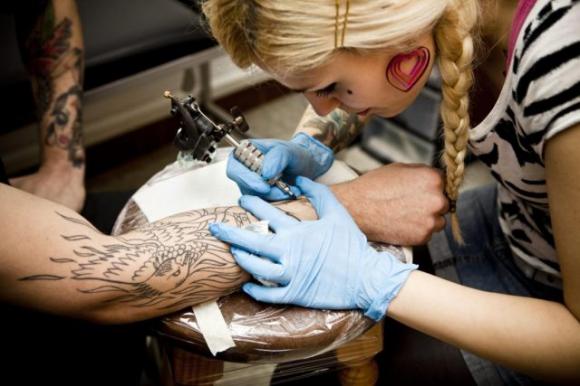 Tatuaggi, è allarme cancro. Il Ministero della Salute ritira tre colori cancerogeni