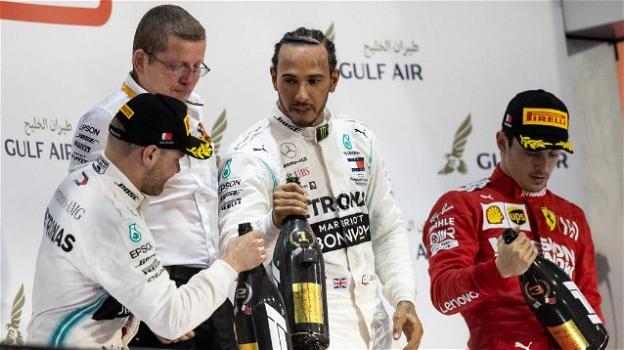 Gp Bahrain: Leclerc tradito dalla Rossa, ne approfitta Lewis Hamilton primo a Sakhir