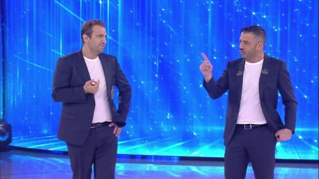 Amici 18, la comicità di Pio e Amedeo spacca in due il web. La glaciale reazione di Alex Britti