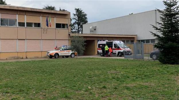 Varese, bambino di 7 anni precipita dalla finestra a scuola: fratturato un braccio