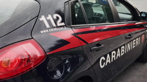 Varese, accoltella nel sonno il fidanzato della figlia: stavano dormendo insieme