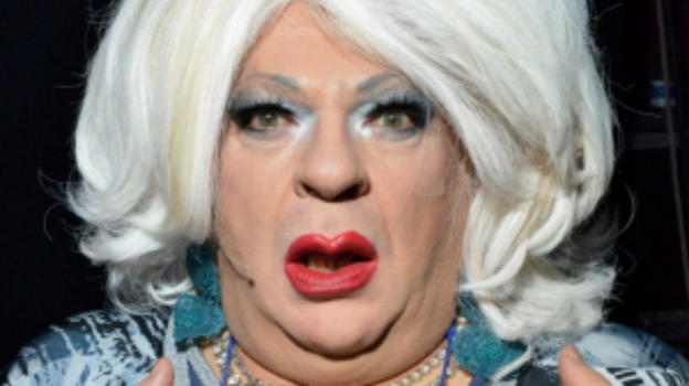 Platinette parla di omofobia e obesità. Su Costanzo: "Davanti ad un bignè sembra uno all’ultimo stadio dell’eroina"