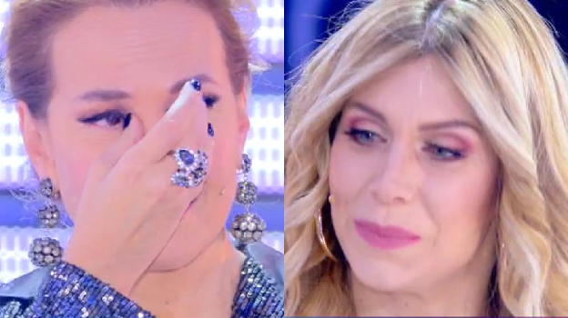 Live – Non è la D’Urso, Paola Caruso incontra la sua mamma biologica ma il web insorge: "Che pagliacciata!"