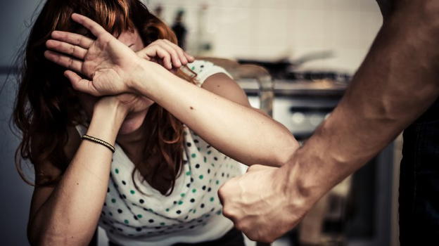 Pesaro Urbino, arrestato 45enne per maltrattamenti: "usava" la moglie come un oggetto
