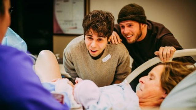 Usa, partorisce a 61 anni in vitro per fare un regalo al figlio gay