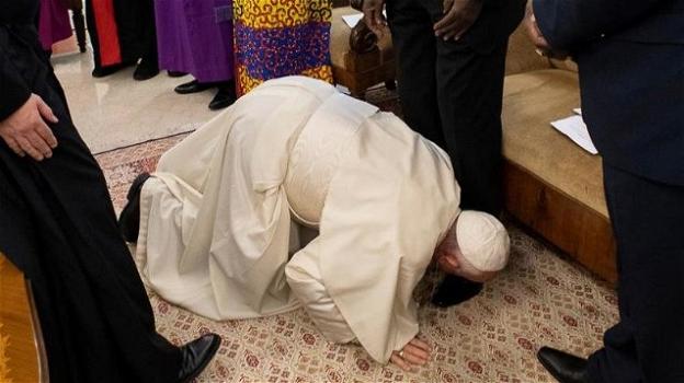 Papa Francesco, in ginocchio bacia i piedi ai leader del Sud Sudan e implora la pace