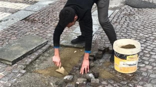Torino, segnala la buca ma nessuno la ripara: armato di calcestruzzo scende in strada