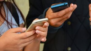 Venezia, i professori le sequestrano il cellulare. Studentessa si getta dal primo piano dell’hotel