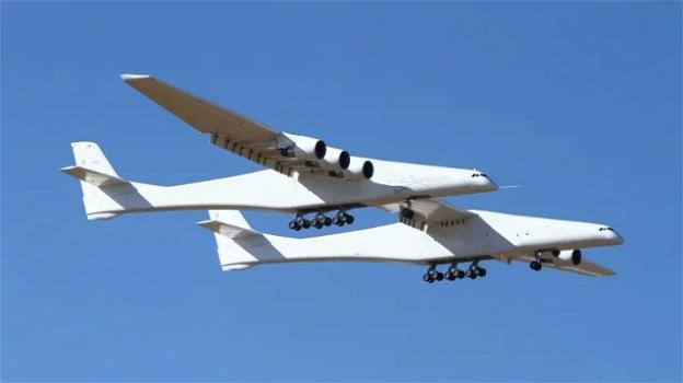 Il più grande aereo del mondo prende il volo per la prima volta ed è costruito da Stratolaunch