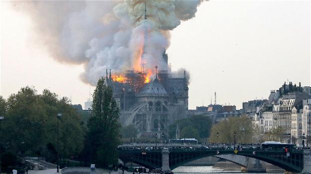 Parigi, devastante incendio nella cattedrale di Notre-Dame: la Francia colpita al cuore