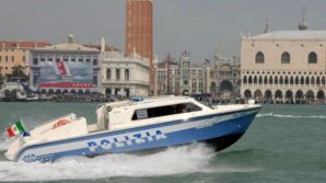 Venezia, accoltella la moglie e appende cartello per la badante: