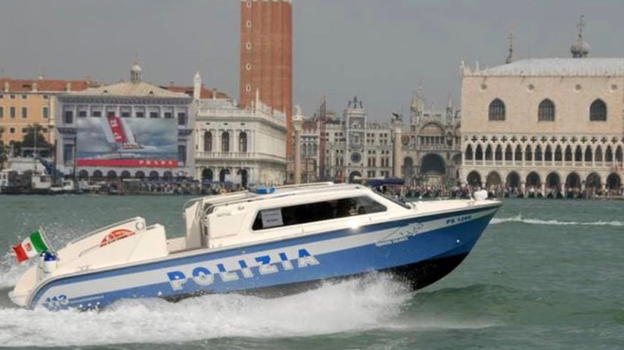 Venezia, accoltella la moglie e appende cartello per la badante: "Non entrare e chiama la polizia"