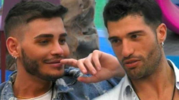 Grande Fratello, Michael Terlizzi si dichiara a Cristian Imparato fingendo di trovarsi a Uomini e Donne