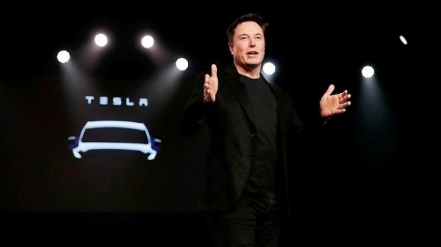 Tesla annuncia il primo processore per la sua guida autonoma, super batterie, e taxi senza conducente