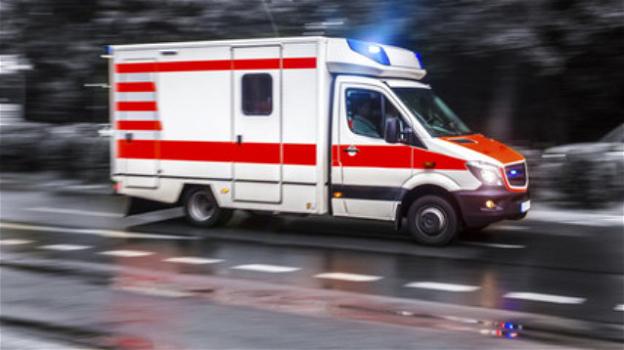 Napoli, ambulanza in emergenza bloccata dalla folla