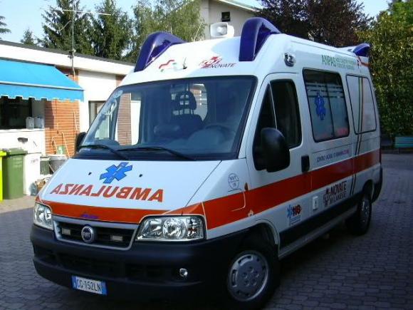 Non trova più l’auto parcheggiata perché è ubriaco, arriva la polizia