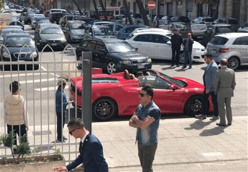 Bari: figlio del boss arriva alla prima comunione in Ferrari. Il prete si infuria