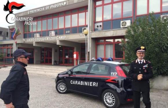 Padova: carabinieri impegnati in perquisizione a tappeto nelle scuole, 18enne beccato con 6 grammi di erba