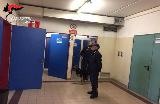 Padova: carabinieri impegnati in perquisizione a tappeto nelle scuole, 18enne beccato con 6 grammi di erba