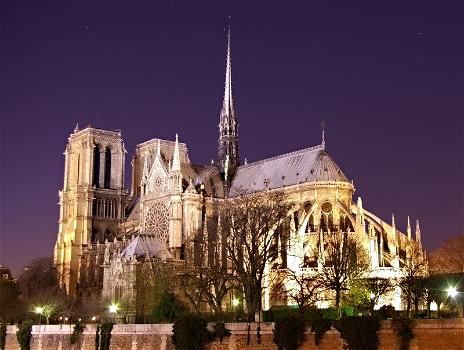 Parigi, terribile incendio alla cattedrale di Notre-Dame