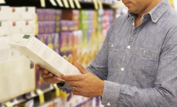 Il marito è troppo pigro: la moglie gli affida una lista della spesa impossibile per smuoverlo dal divano