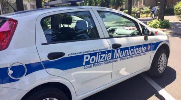 Non trova più l’auto parcheggiata perché è ubriaco, arriva la polizia