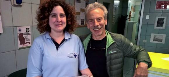 Giovanni Storti trova un serpente davanti casa: lo cattura e lo mette al sicuro