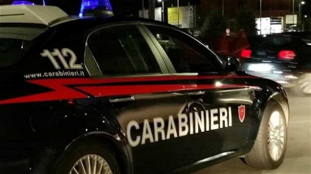 Lecce, 52enne semina il panico in strada: con un’ascia rompe auto e minaccia persone