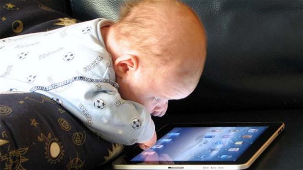 L’OMS sugli schermi digitali: non sono adatti ai bambini sotto ai 2 anni di età