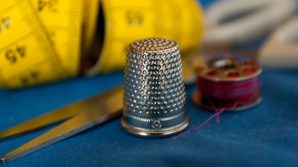 Scoppia la moda del Re-Fashion, ossia quella di modificare i vecchi vestiti per riportarli a nuova vita!