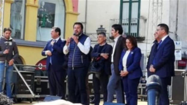 Finge di fare selfie con Salvini ed esclama "Ora non siamo più terroni di mer.. ?": le sequestrano il telefono