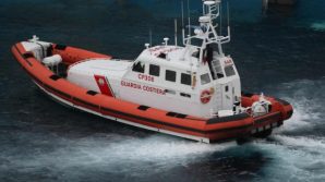 Giallo a Genova, rinvenuto in mare il cadavere di un uomo vestito in modo elegante: omicidio o suicidio?